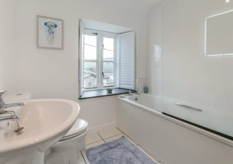 The bathroom at Old Post Office, Golant