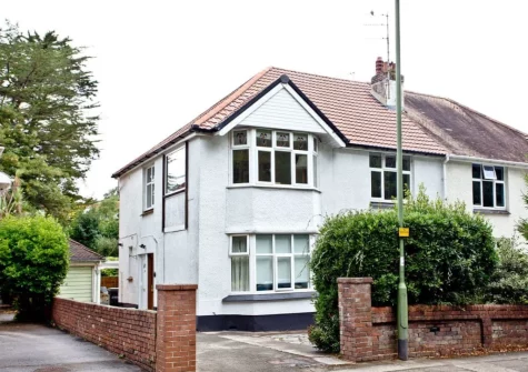 Oldway Apartment is a first floor, two bedroom apartment with a large garden in a quiet residential area