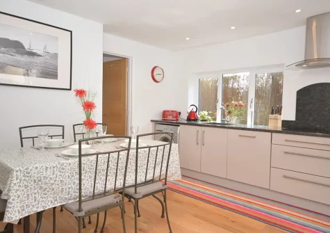 The kitchen & dining area at Olive Court Coach House, Newton Ferrers
