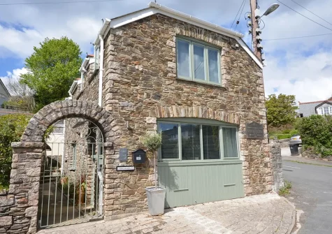 Olive Court Coach House is a contemporary styled former coach house - well-furnished & equipped, ideal for small families or couples