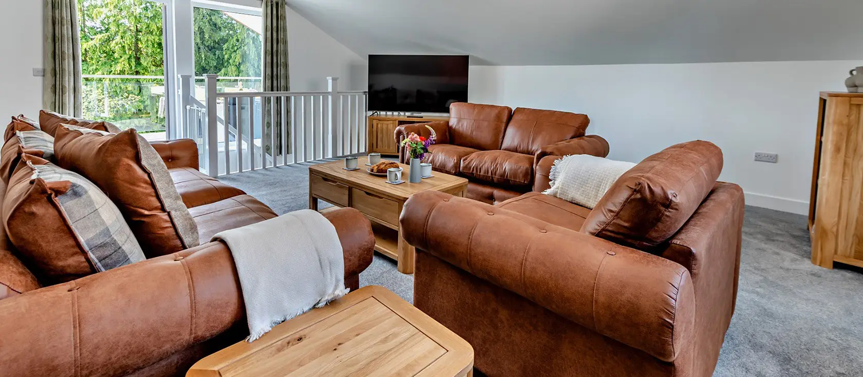 Olive Lodge, High Bickington is a stylish contemporary retreat featuring a hot tub, access to a shared pool, and great country views. With two comfortable bedrooms & upside-down living, it's perfect for families & couples seeking Devon adventures.