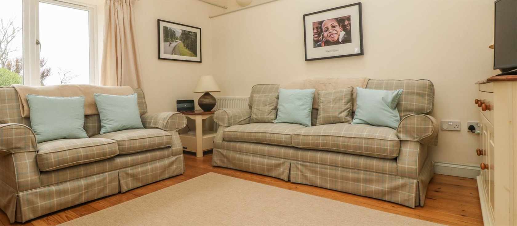Oreo's Cottage, Goonvrea is a two bedroom, two bathroom farm cottage five minutes stroll from St Agnes pubs, shops and award-winning restaurants. Modern kitchen with dishwasher & cosy sitting room with Sky TV & woodburner. Garden with breathtaking sea views.