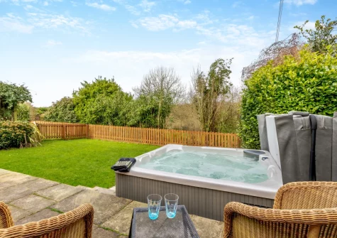 The outdoor sitting area, hot tub & garden at Oriel Cottage, Muddiford