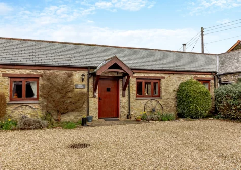 Oriel Cottage is a single-storey barn conversion set within rolling North Devon countryside & features a fully enclosed lawn garden