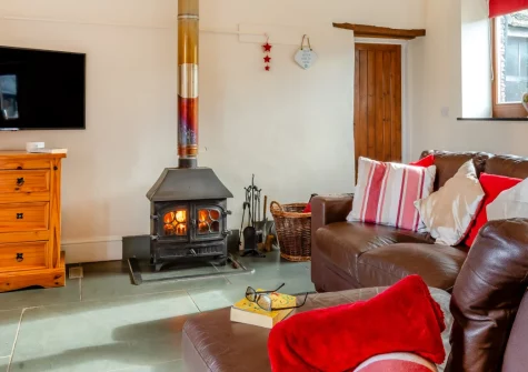 Oriel Cottage, Muddiford is a beautifully restored barn conversion in rolling North Devon countryside, featuring exposed stonework, a private hot tub beneath starlit Exmoor skies, and effortless access to dramatic coastal walks & moorland adventures.