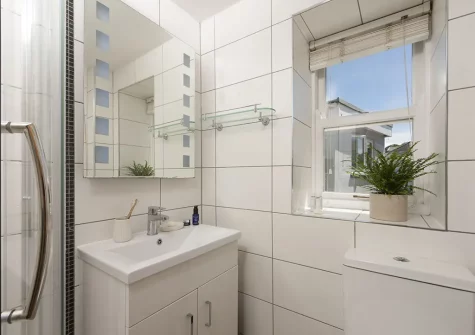The shower room at Oriel Cottage, St Agnes