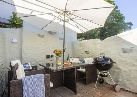 The courtyard, barbecue & alfresco dining area at Oriel Cottage, St Agnes