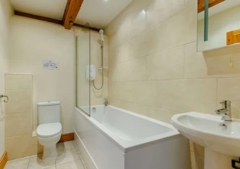 The bathroom at Otter Barn Lakes, St Giles-on-the-Heath