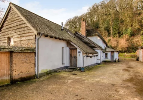Otter's Holt is a restored cider barn, within a working farm, set in 38 acres of beautiful riverside meadows & woodland which can be explored at leisure