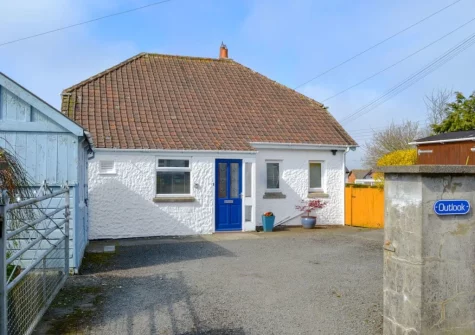 Outlook, a detached dormer bungalow, is a great base for exploring the stunning Cornish coast - with Bude, Padstow & Crackington Haven within easy reach
