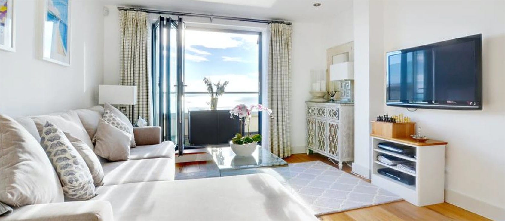 Over the Blue Sea, Braunton is a modern luxury two bedroom holiday apartment with balcony & uninterrupted views over lengthy Saunton Sands and dunes. Walk to beach for sandcastles & surfing or hike the coast path to Croyde two miles away.