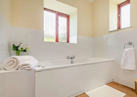 The en-suite bathroom at Owlets, St Eval