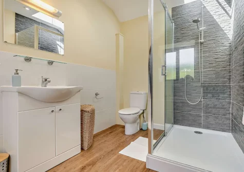The en-suite bathroom at Owlets, St Eval