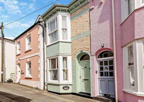 Paddles is beautifully decorated & arranged to maximise the views - enjoy incredible sea views from the kitchen & dining space and two of the bedrooms