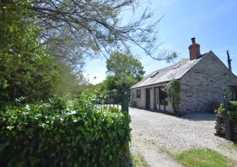 Padstow Wagon House is a beautiful barn conversion in a peaceful position at the end of a long farm track