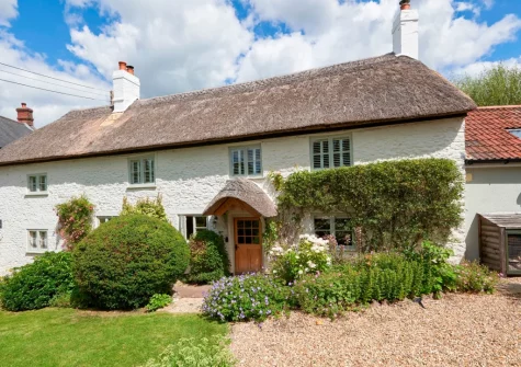 Palmers Cottage is an 18th century traditional thatched cottage with a stunning blend of original & contemporary, stylish features