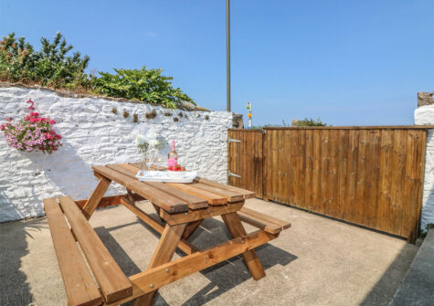 The courtyard garden at Panoramic Cottage, Brixham