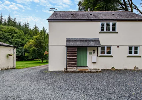Parr Cottage is a beautiful, reverse-level holiday home surrounded by acres of tranquil woodland & walking trails