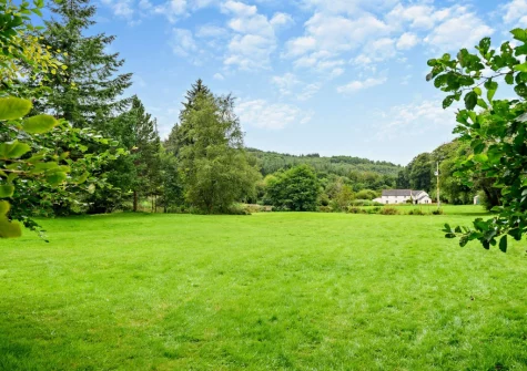 Guests are free to explore 7.5 acres of shared grounds that include tranquil woodlands