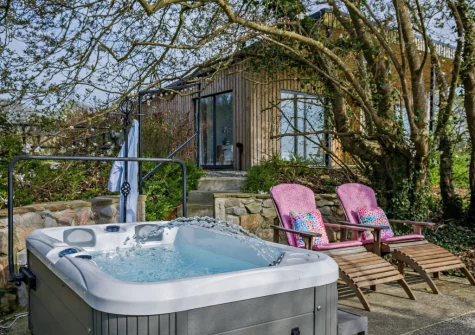 The secluded hot tub & sun loungers at Peace Cottage, Riverview, Bere Alston