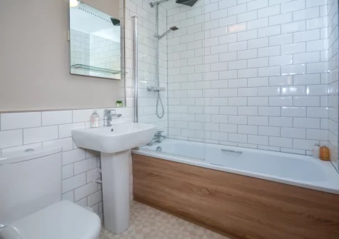 Bedroom #3 en-suite bathroom at Peacehay Barn, Little Petherick