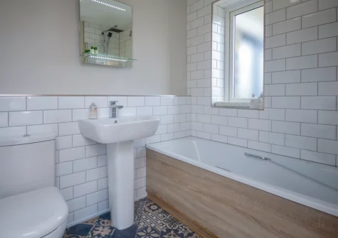 Bedroom #6 en-suite bathroom at Peacehay Barn, Little Petherick