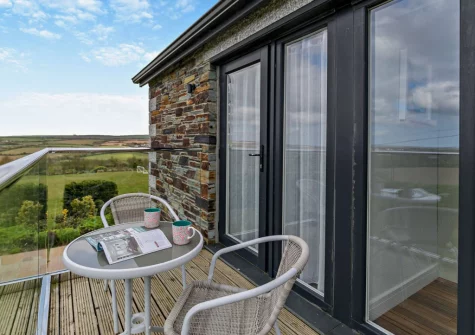 The second balcony with outdoor sitting area at Peacehay Barn, Little Petherick