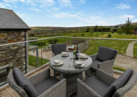 The third balcony with alfresco dining area at Peacehay Barn, Little Petherick