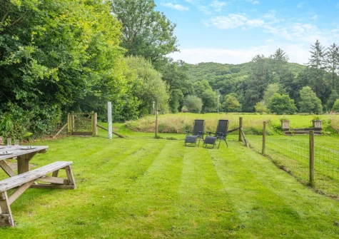 The alfresco dining area & garden at Peal Cottage, Two Waters Foot