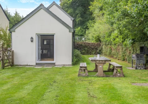 The alfresco dining area & garden at Peal Cottage, Two Waters Foot