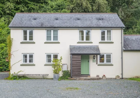 Peal Cottage is a charming, light-filled Cornish cottage perfect for families and groups of friends with dogs in tow