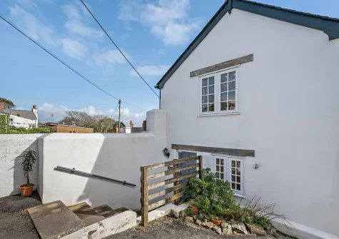 Pearl Cottage is a centrally located reversed-level cottage in the beautiful village of St Agnes