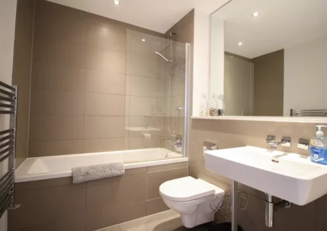 The bathroom at Pearl Three, Newquay