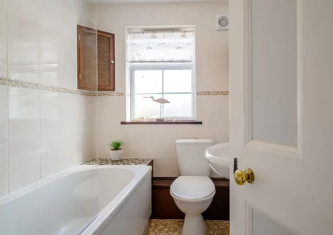 The bathroom at Pebble Cottage, Bude