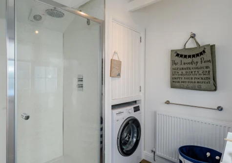 The shower room at Pebble Cottage, Bude