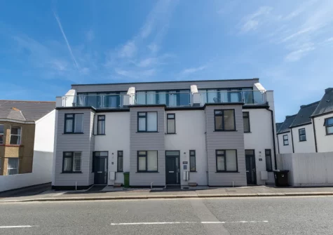 Pebble House is a stylish & well-presented holiday home on the outskirts of Newquay, close to Fistral Beach