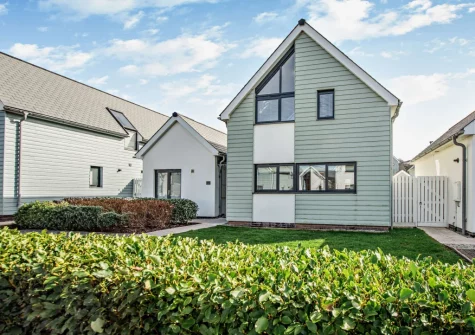 Pebble Links, a stunning coastal retreat is perfectly situated within easy reach of the blue waters & golden sands of Westward Ho! famed for its' surf