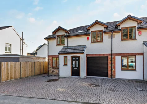 Pebbles is a stylish coastal family retreat with a play area, sandy beach & great eateries within 500 metres
