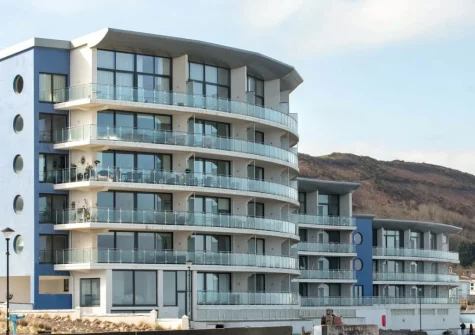 Pebbles is a fantastic ground floor apartment, set within the landmark Horizon View building in Westward Ho! with a balcony that spans the width of the apartment