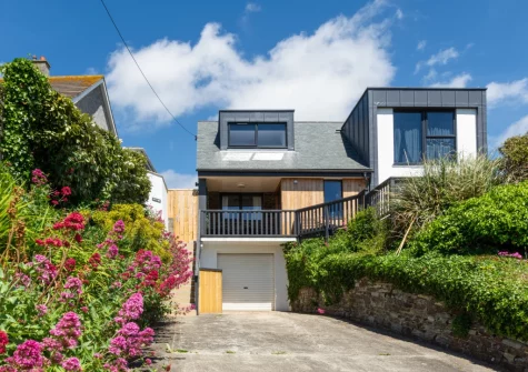 Pen Y Mor is a stunning beach house within walking distance of Mawgan Porth Beach