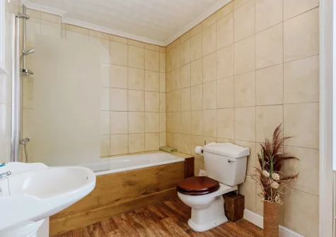 The bathroom at Pendavey Farm House, Sladesbridge