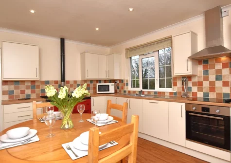 The kitchen & dining area at Pendavey Lodge, Sladesbridge