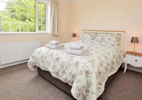 Bedroom #1 at Pendavey Lodge, Sladesbridge