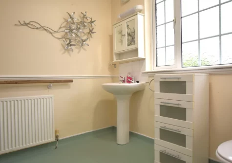 The shower room at Pendavey Lodge, Sladesbridge