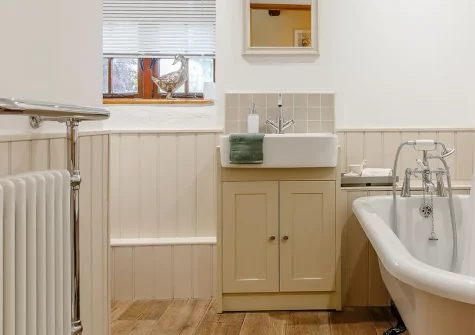 The bathroom at Penny Bun Cottage, Polyphant