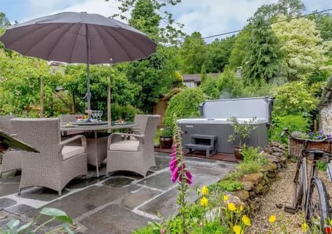 The patio, alfresco dining area & hot tub at Penny Bun Cottage, Polyphant