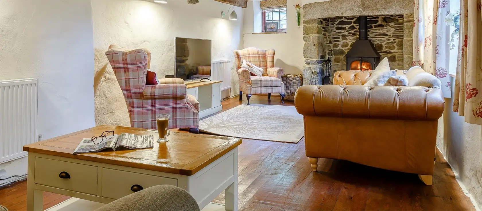 Penny Bun Cottage, Polyphant is a charming 3-bedroom retreat, perfect for a peaceful family getaway. Set in a stunning rural location, this character cottage is beautifully furnished with original features, an enclosed garden and a relaxing hot tub.
