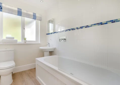 The bathoom at Penthouse at Lemain Garden Apartments, Looe