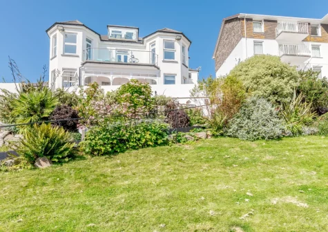 Set within the family-friendly seaside resort of Looe, Penthouse at Lemain Garden Apartments is an elevated apartment with stunning sea views
