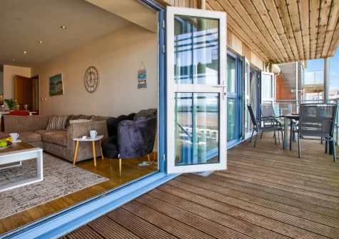 The balcony, outdoor sitting & alfresco dining area at Pentire View, Newquay